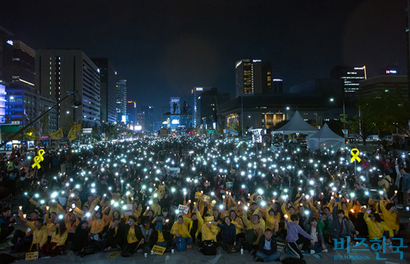 촛불집회 1주년을 기념해 10월 28일 광화문광장에 다시 촛불들이 모였다. 사진=임준선 기자