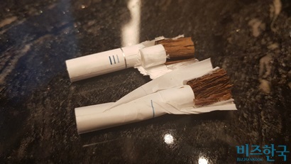 KT&G 릴 전용담배 핏(아래)은 아이코스 히츠(위)와 거의 크기와 구조가 거의 비슷하다. 사진=봉성창 기자
