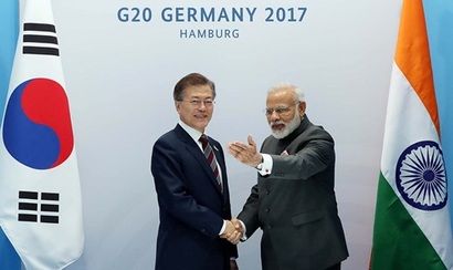 인도는 ‘넥스트 차이나’로서 중요성이 커지고 있다. 문재인 대통령이 지난 7월 8일 오전(현지시각) 독일 함부르크 주요 20개국(G20) 정상회의장인 메세홀에서 나렌드라 모디 인도 총리와 양자회담에 앞서 인사를 나누고 있다. 사진=청와대 제공