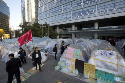 서울 새문안로 LG생활건강 사옥 앞에 천막농성 중인 노조가 10일 파업 철회를 결정했다. 사진=이종현 기자
