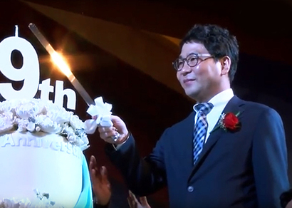 김성훈 대표(구속)가 IDS홀딩스 행사에서 촛불을 점화하고 있다. 사진=유튜브 동영상 캡처