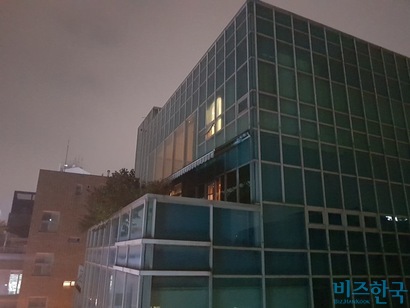 지난 11월 7일, 정유라 씨의 근황을 알아보기 위해 최순실 씨가 소유한 강남구 신사동의 미승빌딩을 찾았다. 이날 미승빌딩의 6층과 7층에는 불이 켜져 있었다. 사진=유시혁 기자
