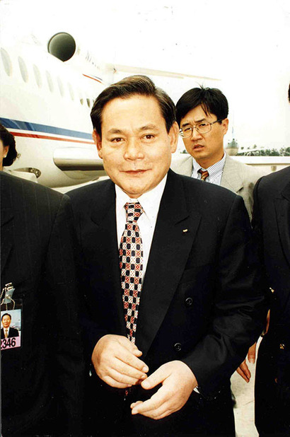 1996년 국제올림픽위원회(IOC) 위원으로 선임된 이건희 삼성 회장이 미국 방문일정을 마치고 전용기편으로 김포공항을 통해 귀국하고 있다. 사진=연합뉴스