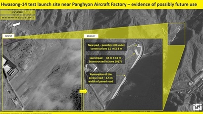 북한이 지난 7월 4일 발사한 화성-14형 대륙간탄도미사일을 발사한 평양 북부 방현 공군기지에 또 다른 발사대를 건설 중인 것이 포착되었다. 사진=이미지셋인터내셔널