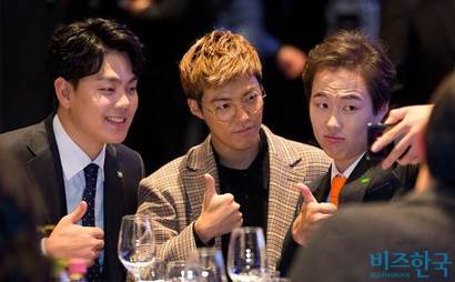 ‘2017 KPGA 제네시스 대상 시상식’에서 이정환 선수(왼쪽)와 가수 강남 씨(가운데)가 함께 기념사진을 찍고 있다. 사진=박정훈 기자
