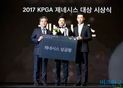 ‘2017 KPGA 제네시스 대상 시상식’에서 상금왕·라쉬반최저타수상·한국골프기자단선정베스트플레이어상을 차지한 김승혁 선수가 전년도 상금왕이자 올해 제네시스 대상 수상자 최진호 선수와 함께 기념사진을 찍고 있다. 사진=박정훈 기자