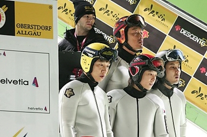 ‘국가대표’ 스틸 컷. 스키점프 국가대표팀이 점프대 꼭대기에서 아래를 내려다보고 있다.