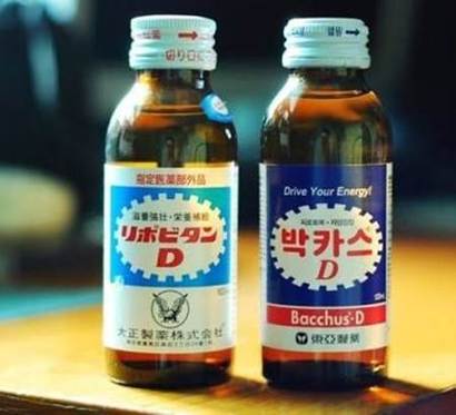 일본 커뮤니티에 게시된 일본 다이쇼제약의 리포비탄과 동아제약 박카스의 비교 사진.