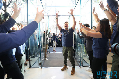 입장객을 맞이하기 전 두 줄로 늘어선 애플 직원들이 흥을 돋우고 있다. 사진=최준필 기자