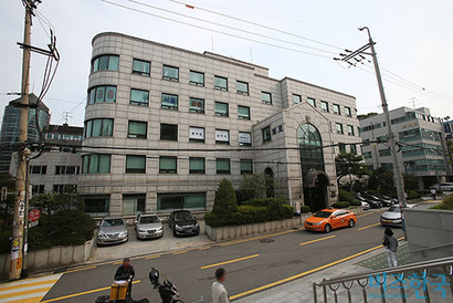 서울 서초동의 영포빌딩은 풍수적으로 검찰청사의 기세에 눌릴 수밖에 없는 위치다. 사진=박은숙 기자