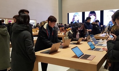 지난 1월 31일 애플스토어를 방문한 사람들이 애플 제품을 작동시켜 보고 있다. 사진=박현광 기자