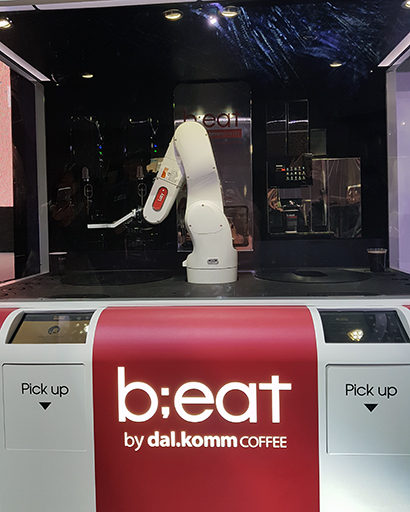 로봇카페 ‘비트’에서 로봇이 커피를 제조하고 있다. 사진=김미영 제공
