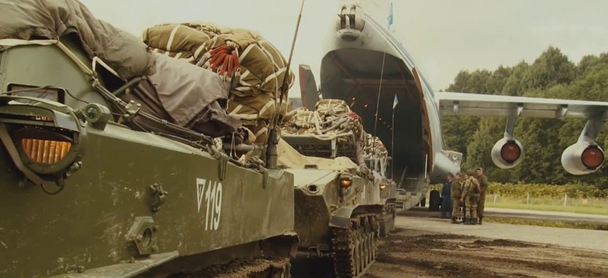 장갑차와 전차를 운용하는 러시아의 76 근위 공수사단. 사진=러시아 국방부