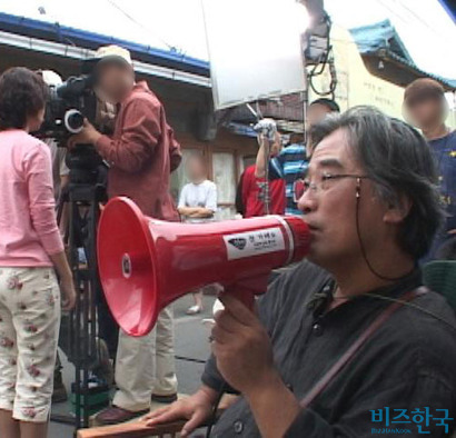 2002년 밀양에서 영화 ‘오구’​를 연출하고 있는 이윤택 전 연희단거리패 예술감독. 사진=우종국 기자