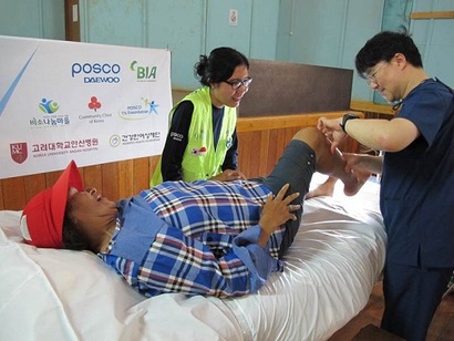 포스코대우가 인도네시아 파푸아섬 주민들을 위한 의료봉사활동을 하는 모습. 사진=포스코대우
