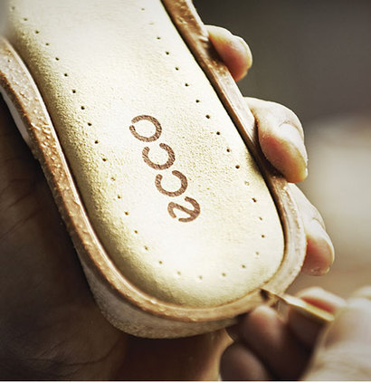 가죽 생산부터 완제품까지 모든 공정을 직접 지휘하기 때문에 높은 수준의 품질을 유지하는 에코 신발은 전 세계인들로부터 사랑받고 있다.  사진=에코 홈페이지