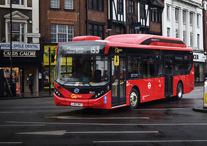 중국 전기차 업체 BYD의 전기버스가 런던에서 운행되고 있다. 사진=BYD