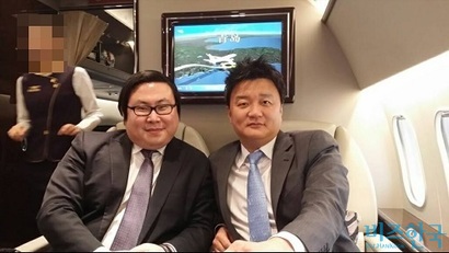 김성진 아이카이스트 대표와 임우재 전 삼성전기 고문이 중국행 비행기에서 함께 사진을 찍고 있다. 사진=제보자