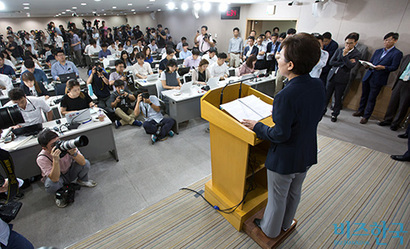 김현미 국토교통부 장관이 지난해 8월 2일 정부서울청사에서 ‘주택시장 안정화 방안’을 발표하고 있다. 사진=임준선 기자