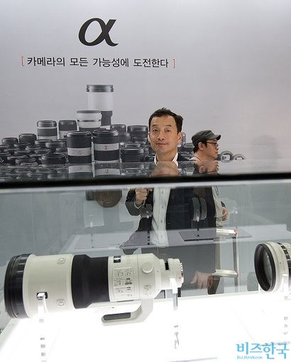 19일 서울국제사진영상전에 오쿠라 키쿠오 신임 지사장이 카메라를 어깨에 메고 소니 부스를 방문했다. 사진=이종현 기자