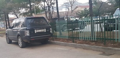 아파트 주민들에 따르면 정윤회 씨는 아파트 내 주차공간이 비어있더라도, 항상 아파트 외부에 자신의 차량을 주차한다고 한다. 정윤회 씨의 차량.  사진=유시혁 기자
