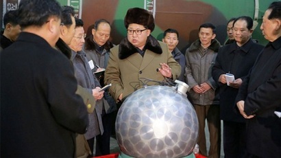 모형 핵탄두를 보고 있는 김정은 북한 국무위원장. 사진=KCNA
