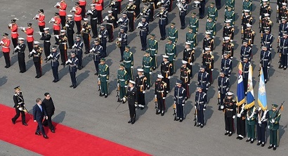 국방부 의장대를 사열하는 문재인 대통령과 김정은 북한 국무위원장. 사진=한국공동사진기자단