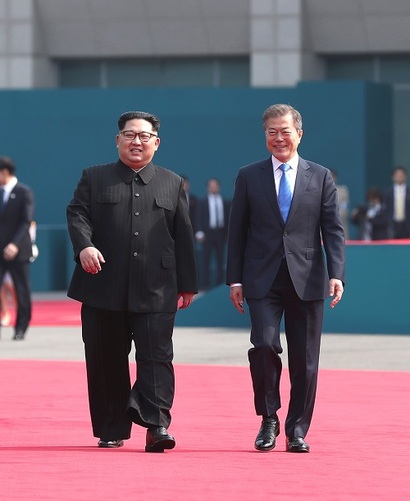 문재인 대통령과 김정은 국무위원장이 함께 걷고 있다. 사진=한국공동사진기자단