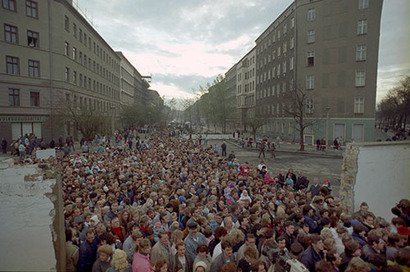 1989년 11월 12일 무너진 베를린장벽을 통해 서베를린으로 향하는 동독인들. 11월 9일 장벽 붕괴 후 2주 동안 300만 명의 동독인이 서베를린과 서독을 방문했다. 사진=연합뉴스​