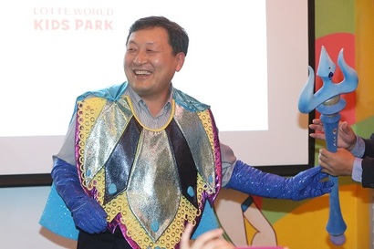 롯데월드 키즈파크 오픈 행사에 인형 의상을 입고 참석한 박동기 대표. 사진=연합뉴스