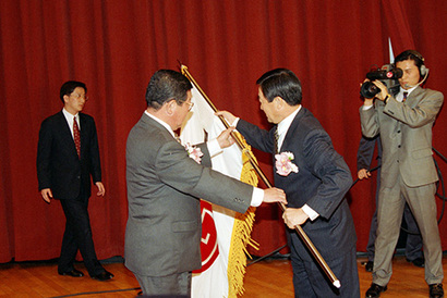 1995년 2월 22일 LG그룹 트윈타워 대강당에서 그룹회장 이·취임식이 열린 가운데 구자경 명예회장(왼쪽)이 구본무 신임회장에게 그룹기를 전달하고 있다. 사진=연합뉴스