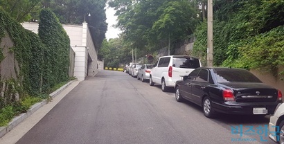 정몽구 회장의 한남동 자택 앞 도로에 불법 주차된 현대자동차 차량들.  사진=유시혁 기자