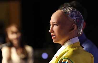 지난 1월 한 국내 행사에서 인공지능(AI) 로봇 ‘소피아’가 인간의 질문에 답하고 있다. 사진=연합뉴스