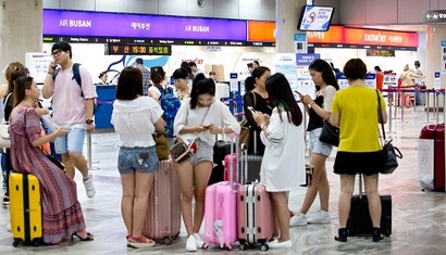 김포공항에서 탑승을 기다리는 여행객들. 사진=임준선 기자