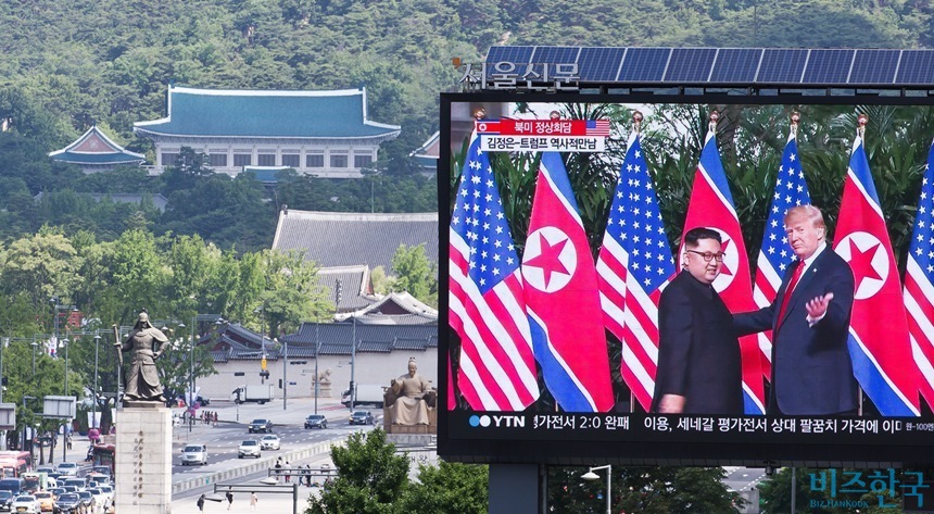 12일 오전 서울 중구 서울도서관에서 바라본 프레스센터 전광판에 북미정상회담이 생중계되고 있다. 뒤편에 청와대가 보인다. 사진=최준필 기자