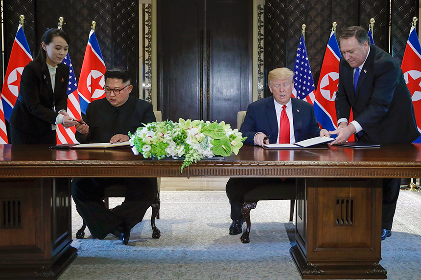 6월 12일 김정은 북한 국무위원장과 트럼프 미국 대통령이 북미정상회담 이후 합의문에 서명하고 있다. 사진=AP/연합뉴스