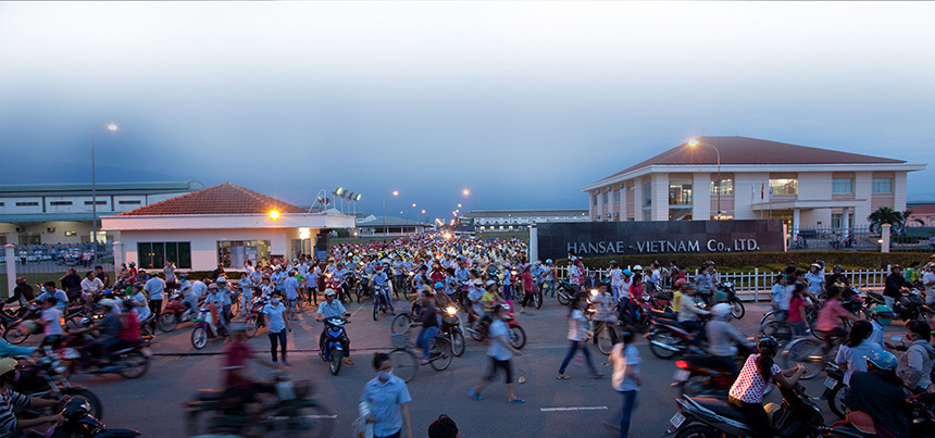 한세실업 베트남 공장 앞 퇴근하는 노동자들 모습. 사진=한세실업 홈페이지