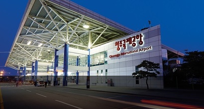 토론회에 참석한 김동민 ‘충북일보’ 편집국장은 이시종 충청북도 도지사로부터 청주공항을 모항으로 하는 신규 LCC 면허가 안 날 경우 차라리 청주공항 폐쇄를 요구할 것이라는 이야기를 들었다고 했다. 사진=청주공항 홈페이지