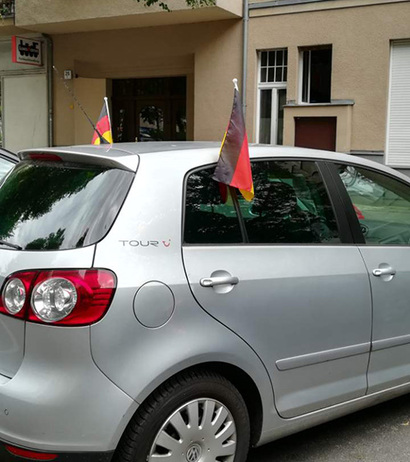 자국 팀의 선전을 응원하는 뜻으로 독일 국기를 매단 자동차들이 거리마다 눈에 띄었다. 사진=박진영 제공