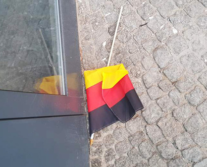 경기가 끝난 후 길가에 버려진 독일 국기. 누군가의 실망스런 마음이 엿보인다. 사진=박진영 제공