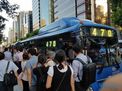 오후 6시 30분 퇴근길, 강남역 버스정류장에서 시민들이 470번 버스에 타고 있다. 승객이 너무 많아 결국 타지 못한 시민도 있었다. 사진=박현광 기자