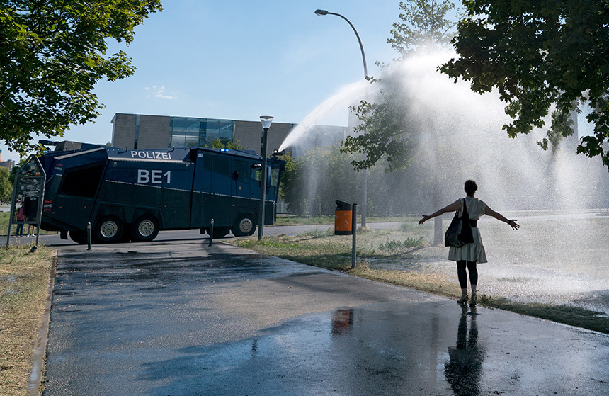 지난해 독일의 여름은 서늘하다 못해 춥기까지 했지만, 올해는 독일인들도 참기 힘든 폭염이 닥쳤다. 사진은 베를린 시내에서 공원에 물을 뿌리는 경찰 살수차 모습. 사진=연합뉴스
