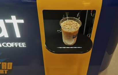 완성된 커피는 이렇게 배출구를 통해 손님에게 전달된다. 로봇이 만들었다는 점만 빼면 손님 입장에서 자판기와 크게 다를 것은 없다. 사진=김정철 제공
