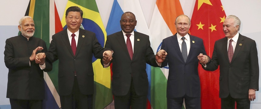 나렌드라 모디 인도 총리(왼쪽부터), 시진핑 중국 국가주석, 시릴 라마포사 남아프리카공화국 대통령, 블라디미르 푸틴 러시아 대통령, 미셰우 테메르 브라질 대통령 등 주요 신흥경제국 모임 브릭스(BRICS) 지도자들이 지난 7월 26일(현지시간) 남아공 요하네스버그에서 열린 정상회의에서 서로 손을 잡고 카메라 앞에 포즈를 취하고 있다. 이들은 이날 미국 트럼프 행정부의 보호무역주의에 맞서 개방되고 포괄적인 다자무역체제를 지지하는 선언문을 채택했다. 사진=AP/연합뉴스