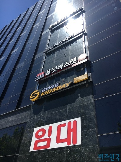 은마아파트 입구 사거리 인근 한 빌딩에 붙은 ‘임대’ 표시. 사진=김상훈 기자