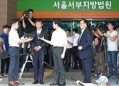 지난 14일 오전 안희정 전 충남지사가 1심에서 무죄를 선고 받고 서울서부지법을 나와 기자들의 질문에 답하고 있다. 사진=임준선 기자
