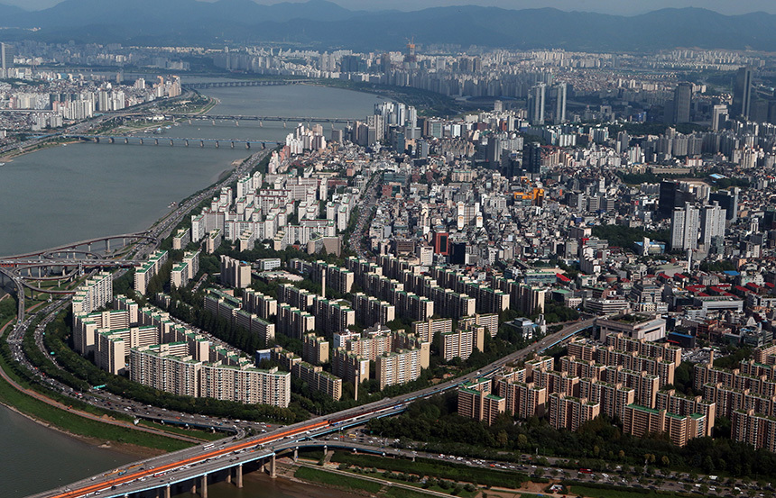 대형 아파트 구매 시에는 중소형 아파트와는 다른 전략으로 접근해야 한다. 서울 강남구 압구정동·신사동 아파트 전경. 사진=연합뉴스