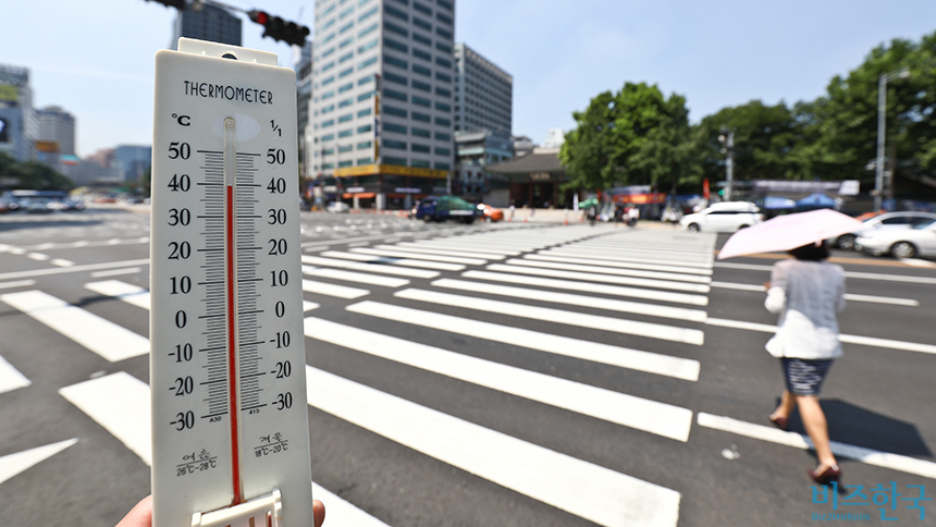 기온이 40℃까지 치솟으면서 한산해진 서울 광화문광장 주변. ​올여름 ​폭염으로 인해 소비자들이 밖으로 나오지 않으면서, 자영업자들의 매출이 줄었다. 이는 곧 가격 인상으로 이어질 수 있다. 사진=고성준 기자