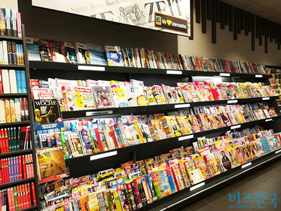 일반 마트에서 판매 중인 각종 매거진. 책과 신문, 잡지 구독자가 많은 독일에는 동네 마트마다 책과 잡지 매대를 갖추고 있다. ​사진=박진영 제공