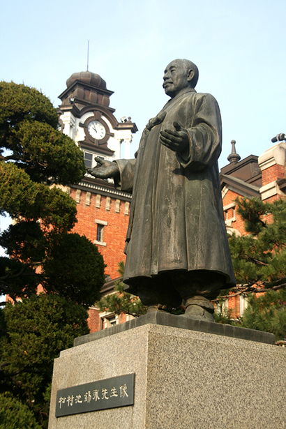 정문 오른편에는 조선 종두법의 대명사이자 의학교 초대 교장인 지석영의 동상이 있다. 사진=구완회 제공